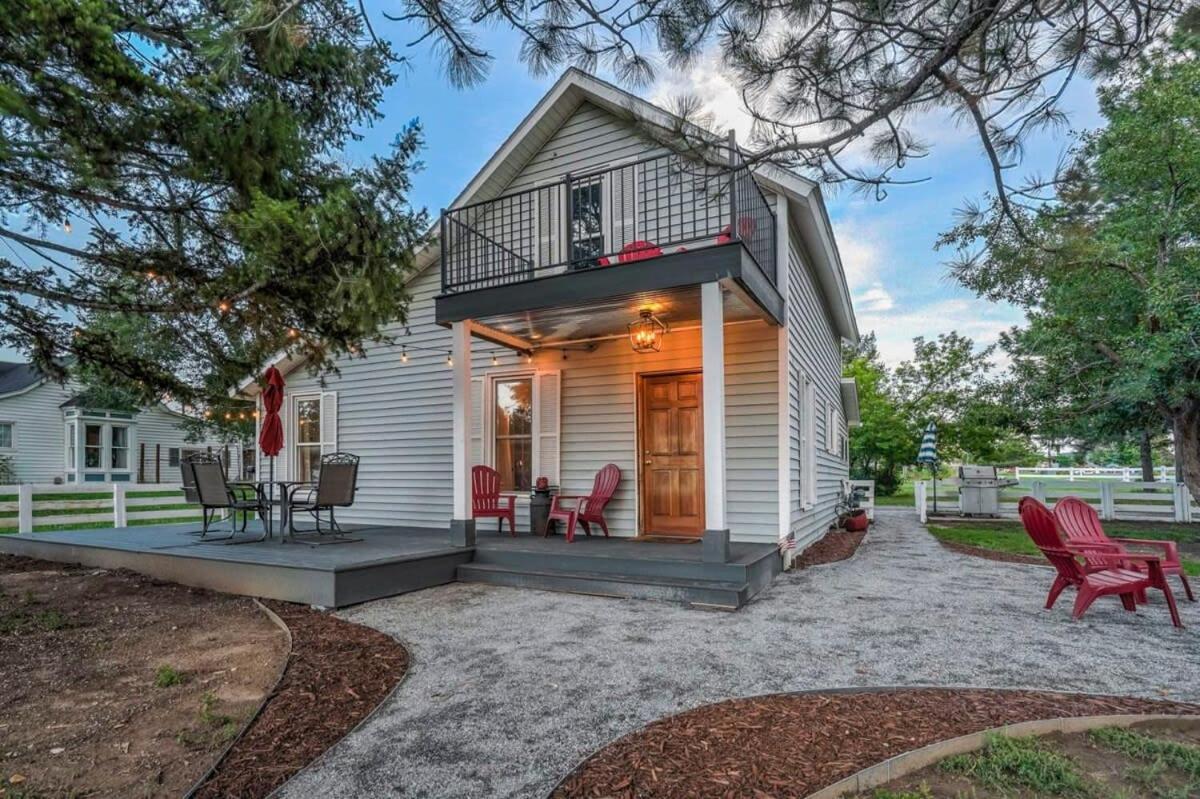 Old Farmhouse Downtown Monument Villa Exterior photo